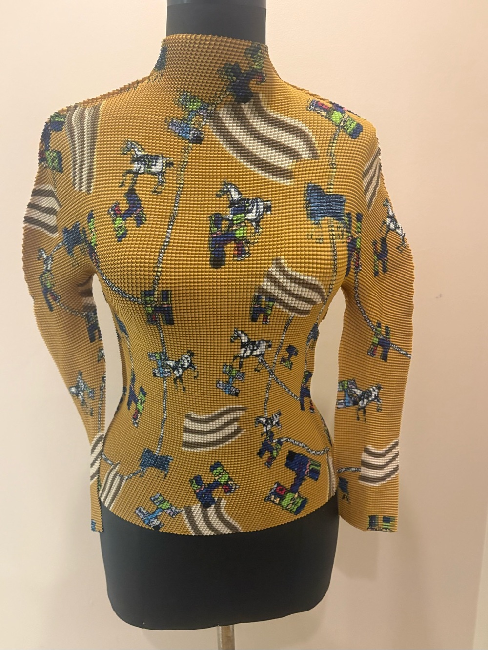 Brand new 3D magic T in Mustard Patterned Long-Sleeve Mock Neck